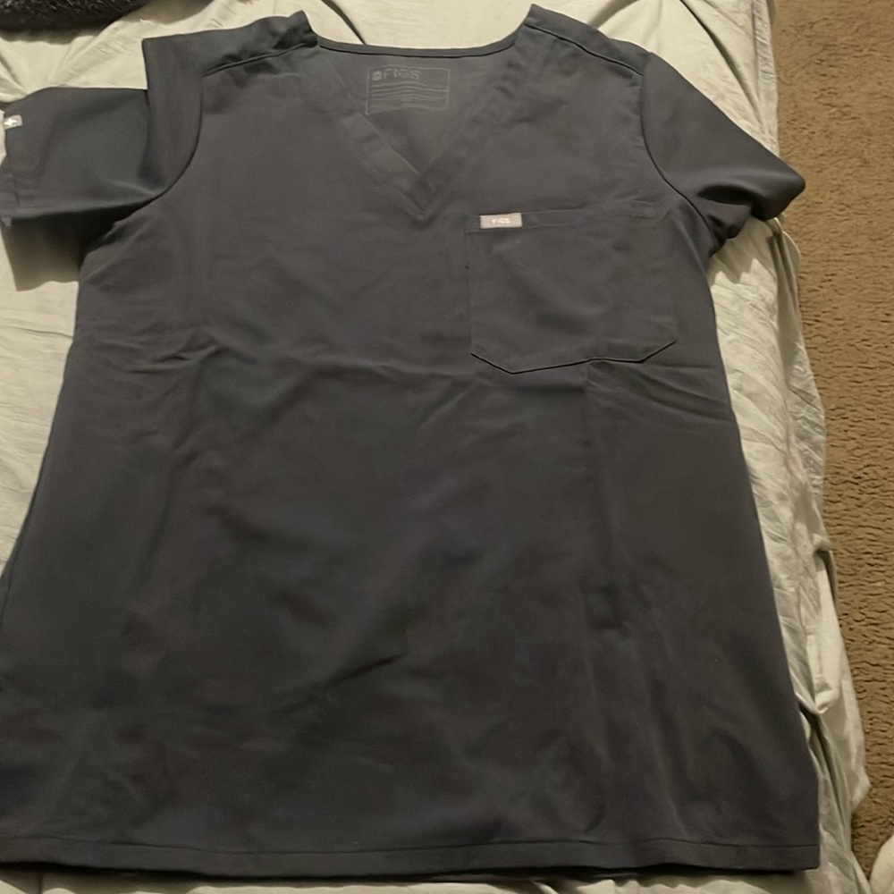 Figs scrubs in charcoal